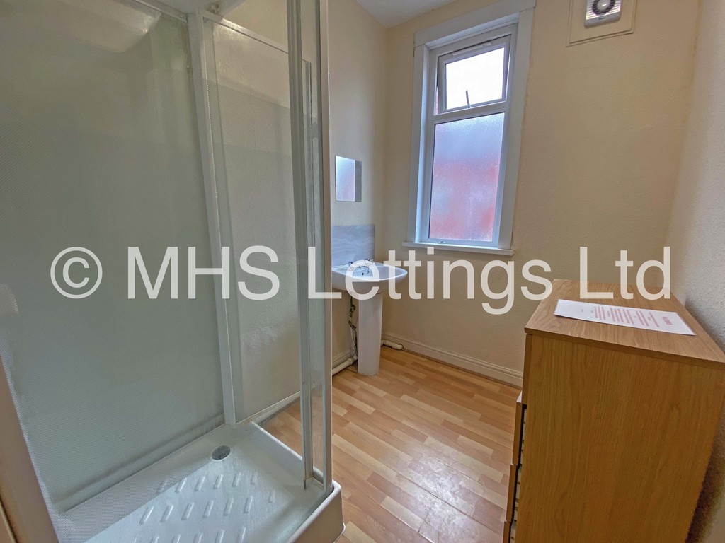 Photo of 9 Bedroom Mid Terraced House in 31 Manor Terrace, Leeds, LS6 1BU