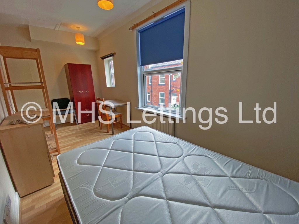 Photo of 9 Bedroom Mid Terraced House in 31 Manor Terrace, Leeds, LS6 1BU