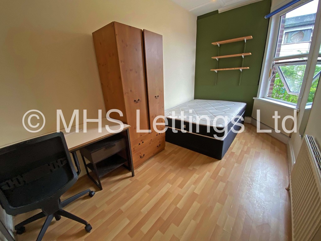 Photo of 9 Bedroom Mid Terraced House in 31 Manor Terrace, Leeds, LS6 1BU