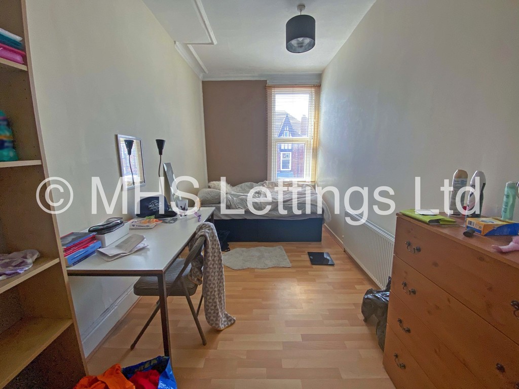 Photo of 8 Bedroom Mid Terraced House in 60 Brudenell Mount, Leeds, LS6 1HS