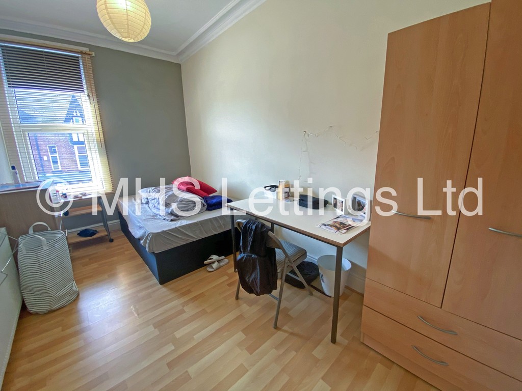 Photo of 8 Bedroom Mid Terraced House in 60 Brudenell Mount, Leeds, LS6 1HS