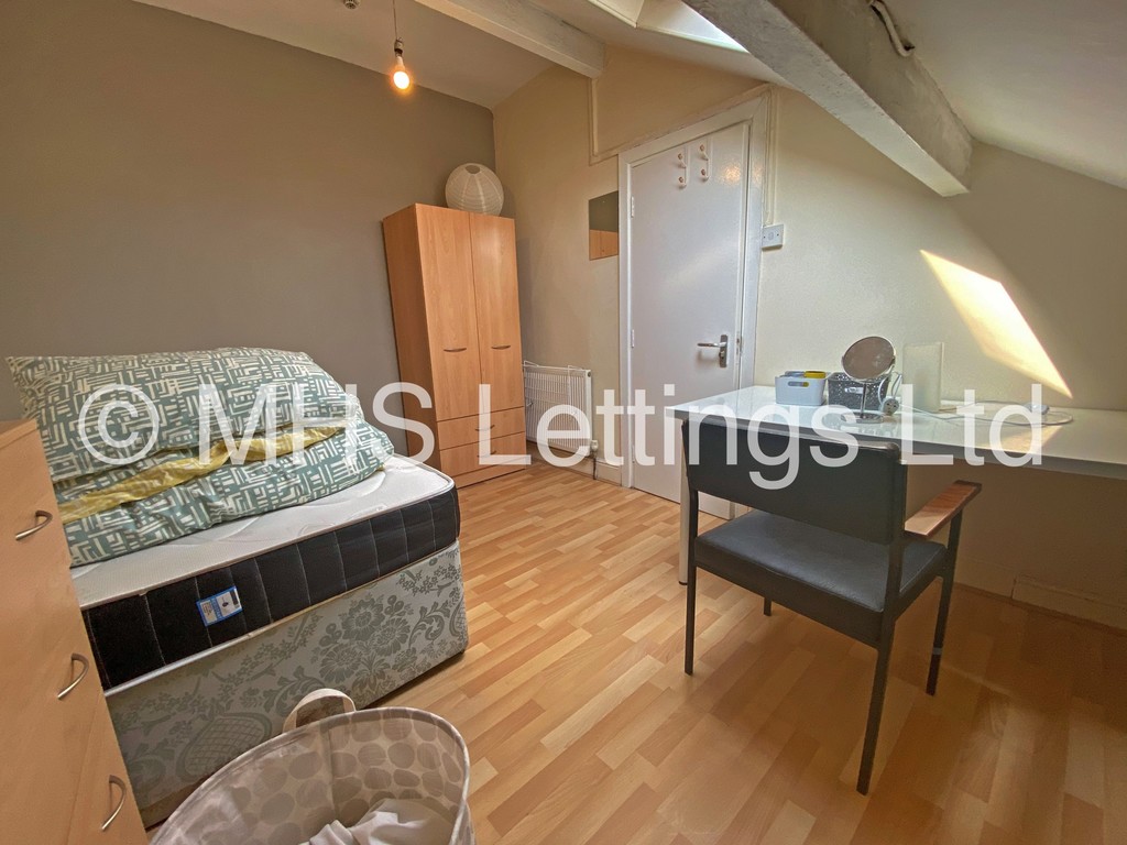 Photo of 8 Bedroom Mid Terraced House in 60 Brudenell Mount, Leeds, LS6 1HS