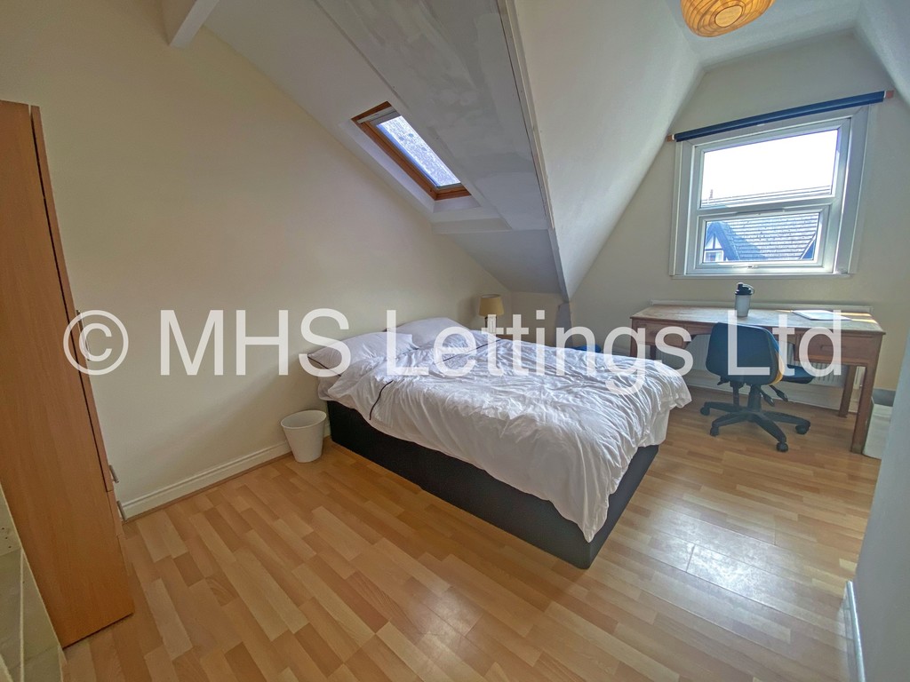 Photo of 8 Bedroom Mid Terraced House in 60 Brudenell Mount, Leeds, LS6 1HS