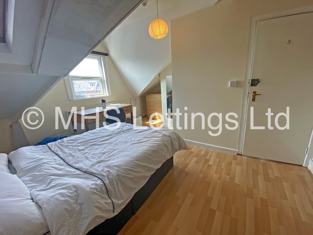 Photo of 8 Bedroom Mid Terraced House in 60 Brudenell Mount, Leeds, LS6 1HS