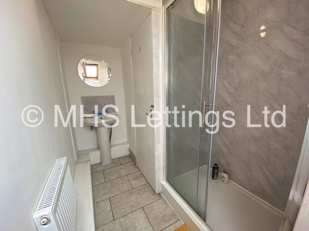 Photo of 8 Bedroom Mid Terraced House in 60 Brudenell Mount, Leeds, LS6 1HS
