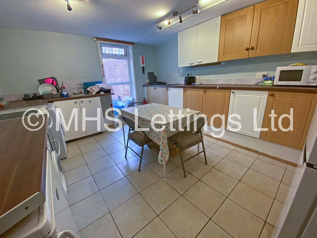 Photo of 8 Bedroom Mid Terraced House in 60 Brudenell Mount, Leeds, LS6 1HS