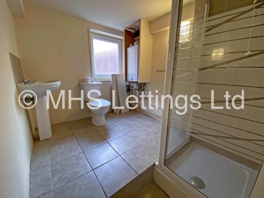 Photo of 8 Bedroom Mid Terraced House in 60 Brudenell Mount, Leeds, LS6 1HS