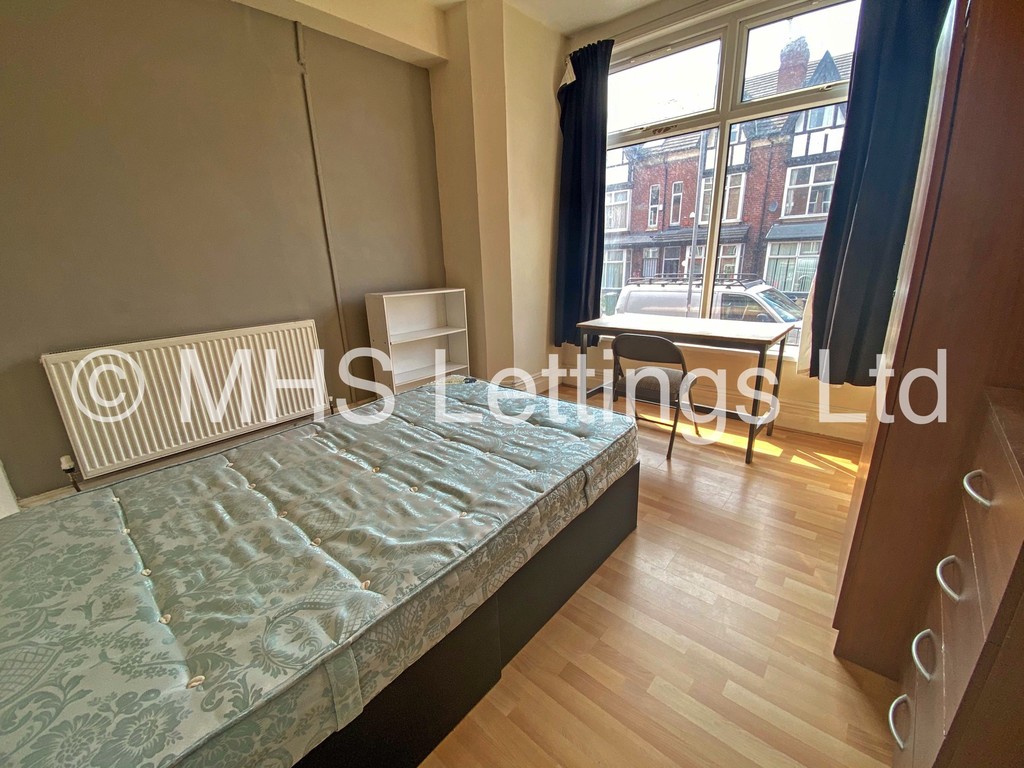 Photo of 8 Bedroom Mid Terraced House in 60 Brudenell Mount, Leeds, LS6 1HS