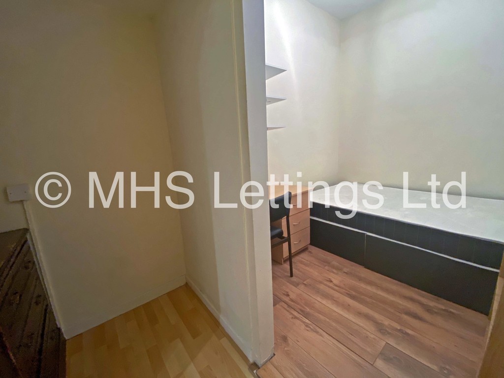 Photo of 8 Bedroom Mid Terraced House in 60 Brudenell Mount, Leeds, LS6 1HS