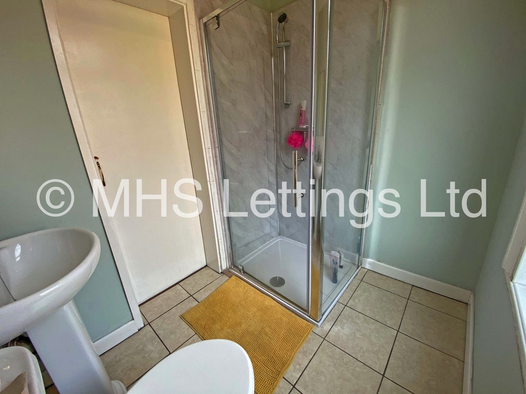 Photo of 8 Bedroom Mid Terraced House in 60 Brudenell Mount, Leeds, LS6 1HS
