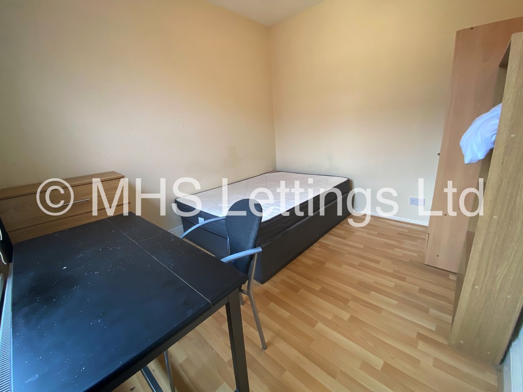 Photo of 8 Bedroom Mid Terraced House in 60 Brudenell Mount, Leeds, LS6 1HS