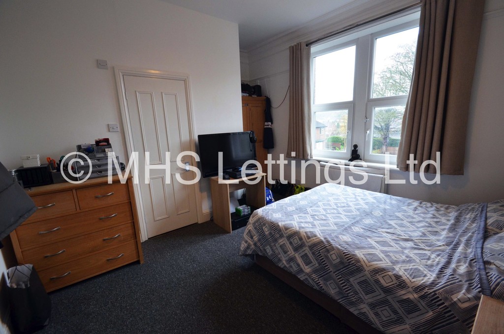 Photo of 5 Bedroom Semi-Detached House in 152 Otley Road, Leeds, LS16 5JX
