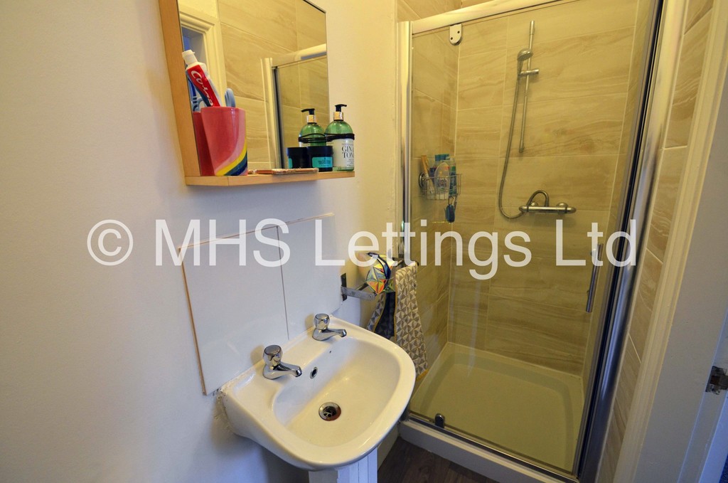 Photo of 5 Bedroom Semi-Detached House in 152 Otley Road, Leeds, LS16 5JX