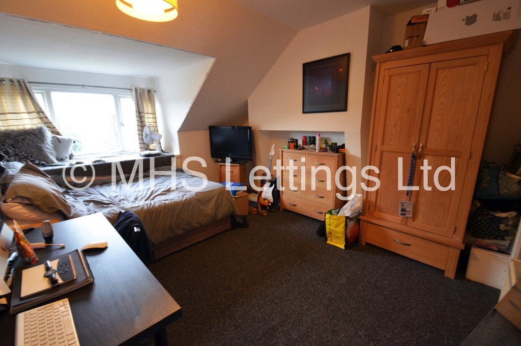 Photo of 5 Bedroom Semi-Detached House in 152 Otley Road, Leeds, LS16 5JX