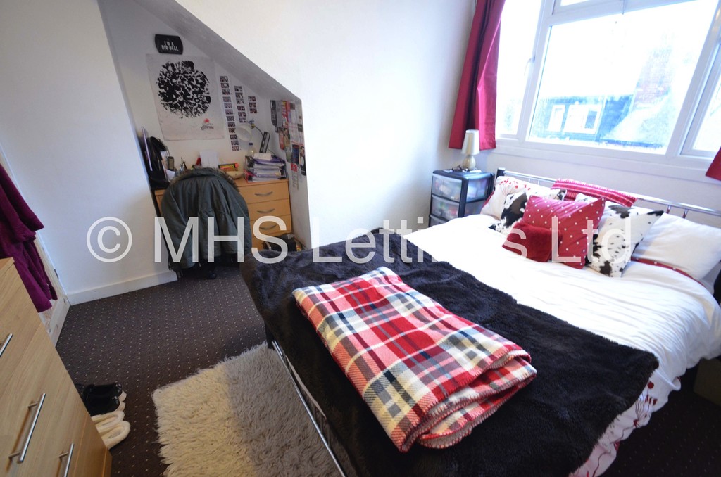 Photo of 4 Bedroom Mid Terraced House in 8 Mayville Street, Leeds, LS6 1ND