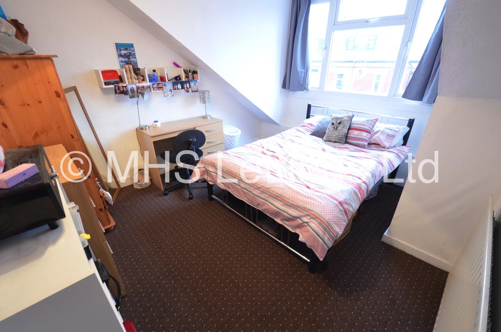 Photo of 4 Bedroom Mid Terraced House in 8 Mayville Street, Leeds, LS6 1ND