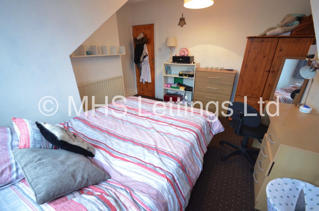 Photo of 4 Bedroom Mid Terraced House in 8 Mayville Street, Leeds, LS6 1ND