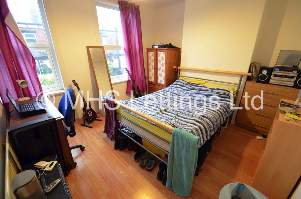 Photo of 4 Bedroom Mid Terraced House in 8 Mayville Street, Leeds, LS6 1ND