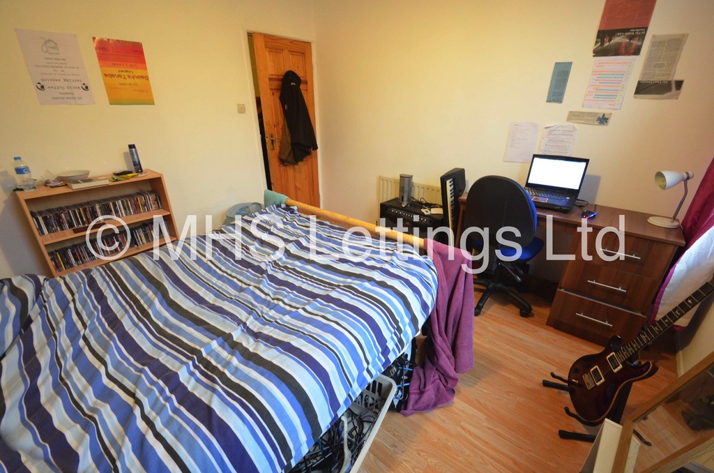Photo of 4 Bedroom Mid Terraced House in 8 Mayville Street, Leeds, LS6 1ND
