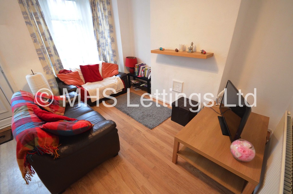 Photo of 4 Bedroom Mid Terraced House in 8 Mayville Street, Leeds, LS6 1ND