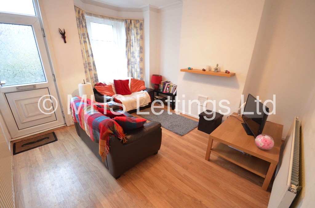 Photo of 4 Bedroom Mid Terraced House in 8 Mayville Street, Leeds, LS6 1ND