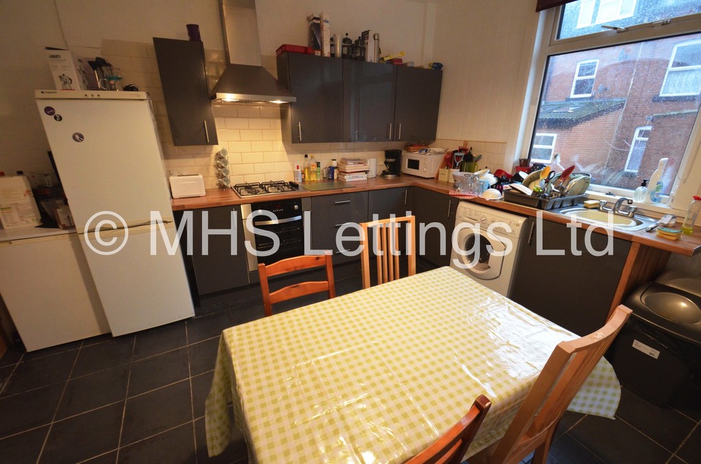 Photo of 4 Bedroom Mid Terraced House in 8 Mayville Street, Leeds, LS6 1ND