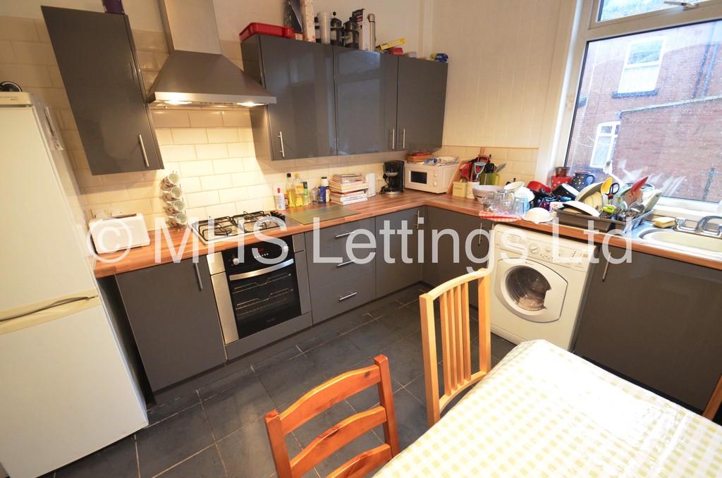Photo of 4 Bedroom Mid Terraced House in 8 Mayville Street, Leeds, LS6 1ND