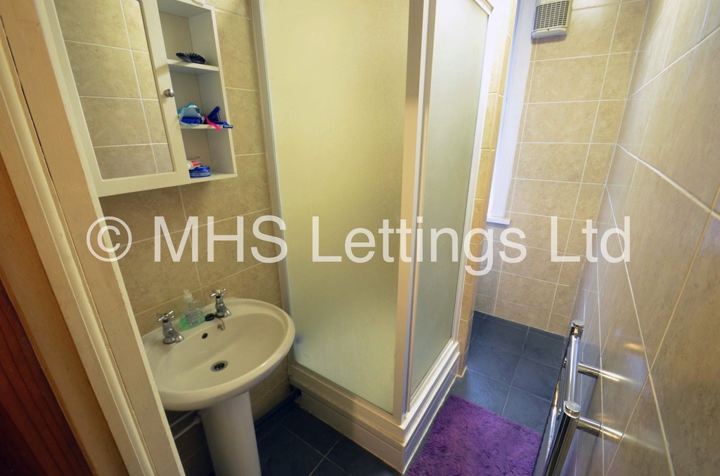 Photo of 4 Bedroom Mid Terraced House in 8 Mayville Street, Leeds, LS6 1ND