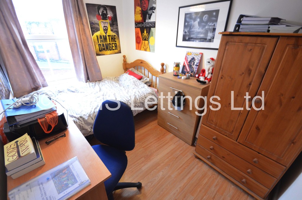 Photo of 4 Bedroom Mid Terraced House in 8 Mayville Street, Leeds, LS6 1ND