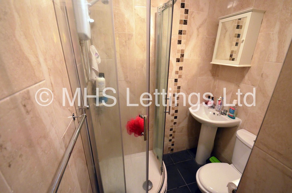 Photo of 4 Bedroom Mid Terraced House in 8 Mayville Street, Leeds, LS6 1ND
