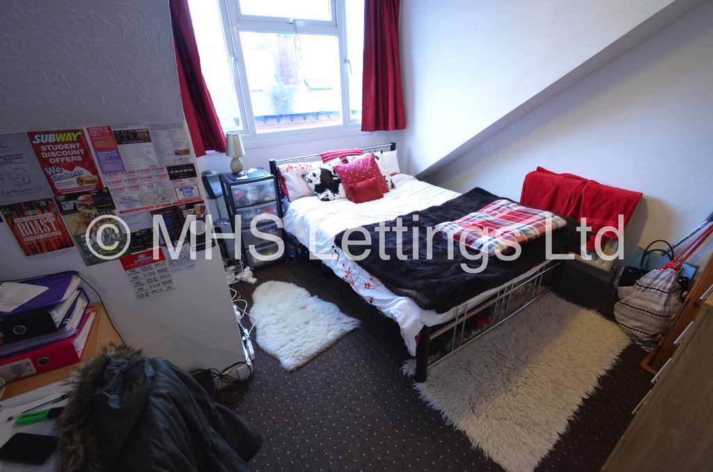 Photo of 4 Bedroom Mid Terraced House in 8 Mayville Street, Leeds, LS6 1ND
