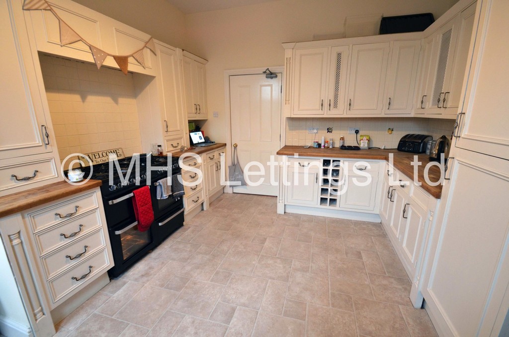 Photo of 2 Bedroom Semi-Detached House in 152a Otley Road, Leeds, LS16 5JX
