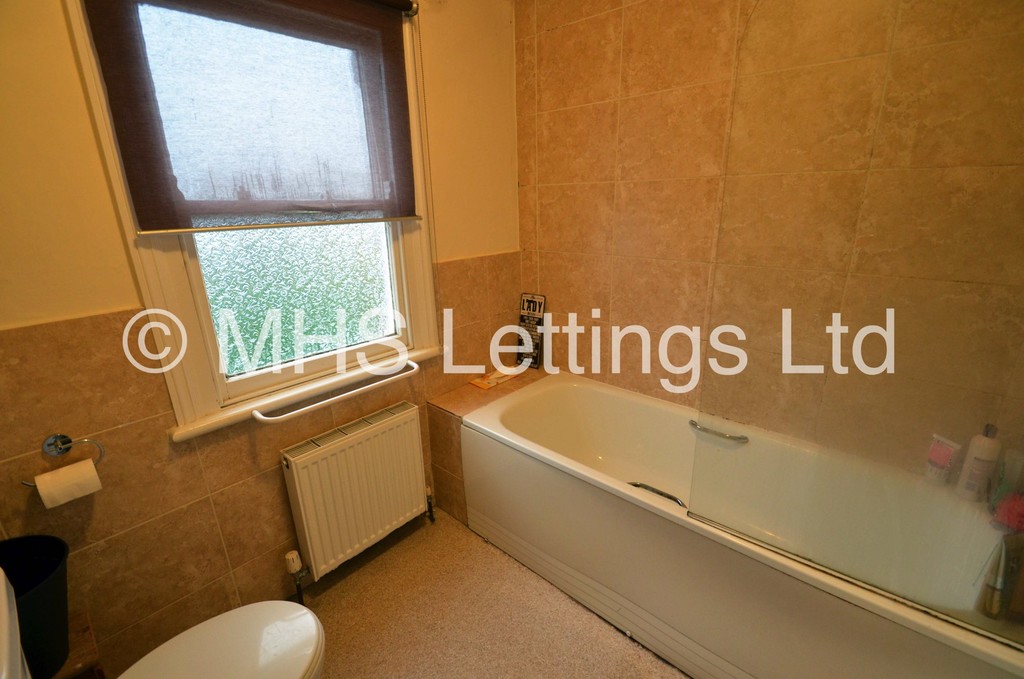 Photo of 7 Bedroom Mid Terraced House in 27 St. Michaels Road, Leeds, LS6 3BG