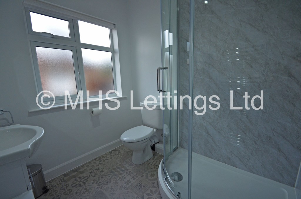 Photo of 2 Bedroom Mid Terraced House in 40 Welton Mount, Leeds, LS6 1ET