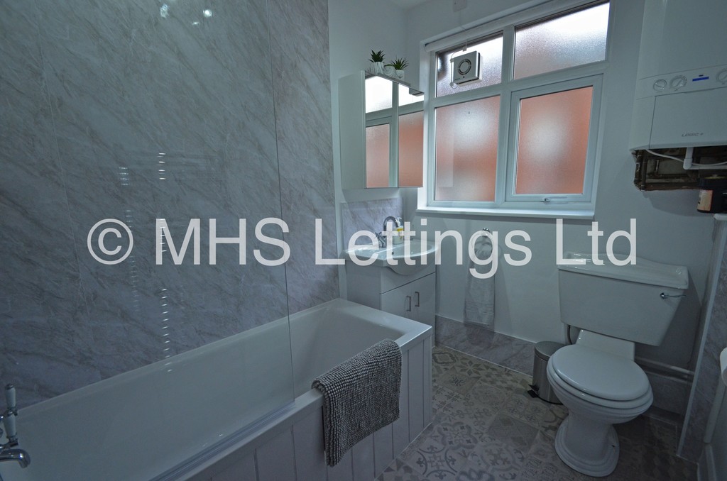 Photo of 2 Bedroom Mid Terraced House in 40 Welton Mount, Leeds, LS6 1ET
