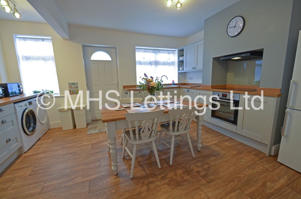 Photo of 2 Bedroom Mid Terraced House in 40 Welton Mount, Leeds, LS6 1ET
