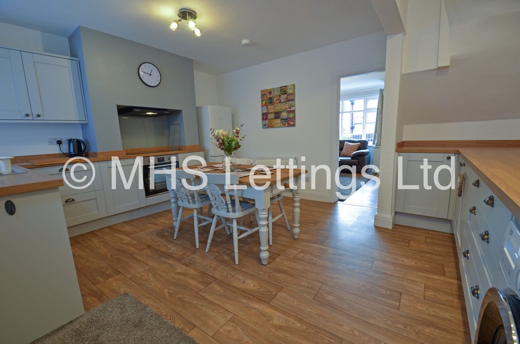 Photo of 2 Bedroom Mid Terraced House in 40 Welton Mount, Leeds, LS6 1ET