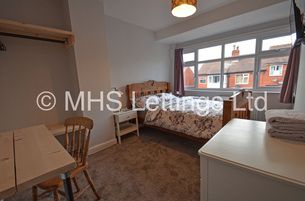Photo of 2 Bedroom Mid Terraced House in 40 Welton Mount, Leeds, LS6 1ET
