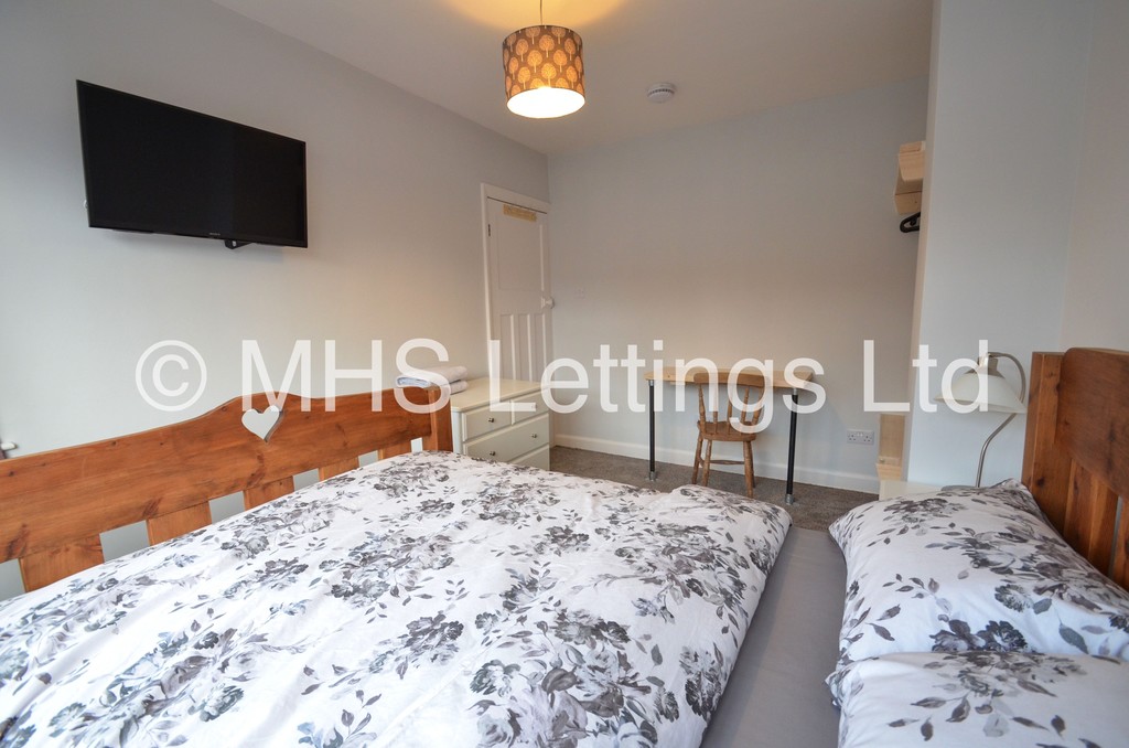 Photo of 2 Bedroom Mid Terraced House in 40 Welton Mount, Leeds, LS6 1ET