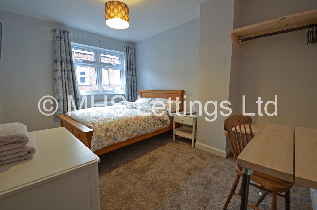 Photo of 2 Bedroom Mid Terraced House in 40 Welton Mount, Leeds, LS6 1ET