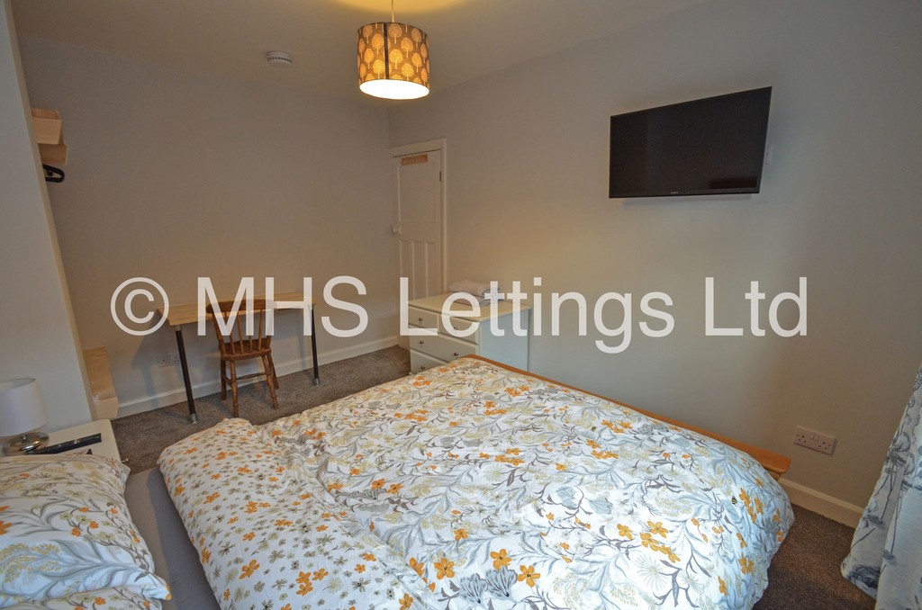 Photo of 2 Bedroom Mid Terraced House in 40 Welton Mount, Leeds, LS6 1ET