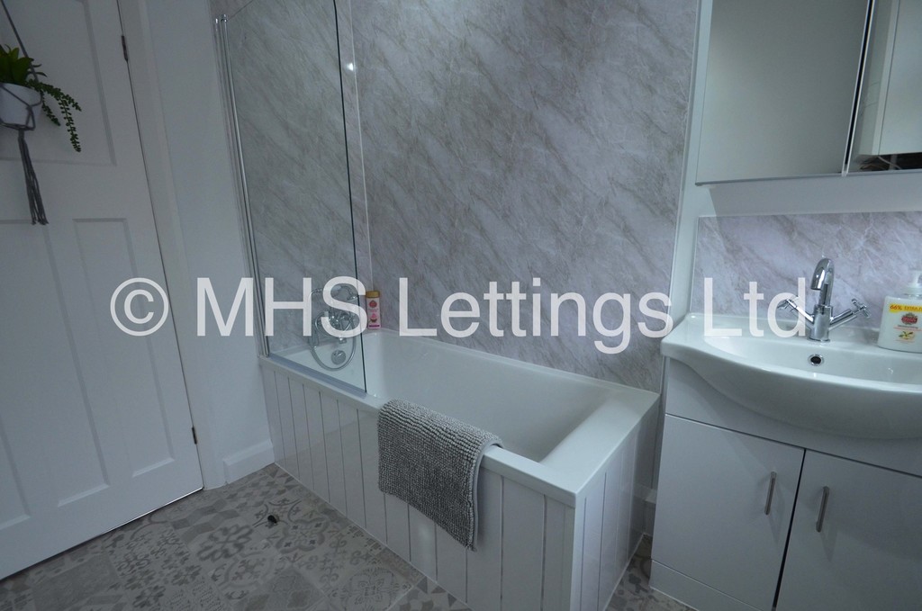 Photo of 2 Bedroom Mid Terraced House in 40 Welton Mount, Leeds, LS6 1ET