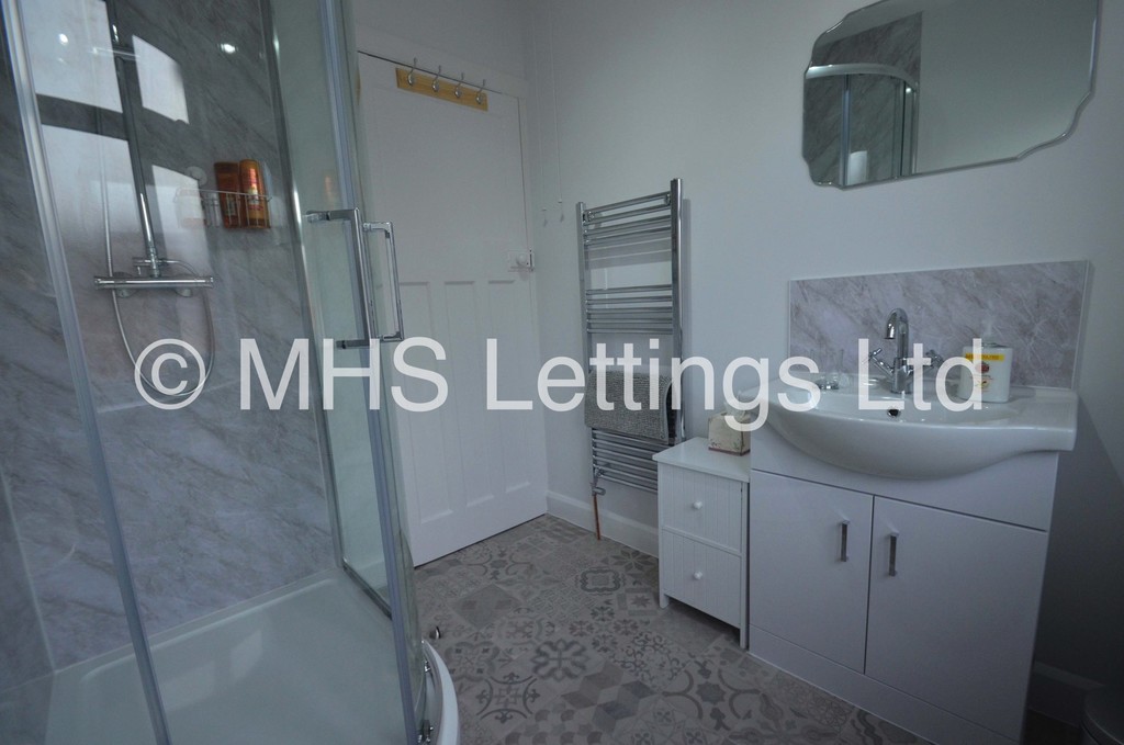 Photo of 2 Bedroom Mid Terraced House in 40 Welton Mount, Leeds, LS6 1ET