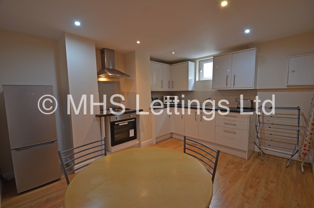 Photo of 2 Bedroom Mid Terraced House in 31 Autumn Grove, Leeds, LS6 1RL