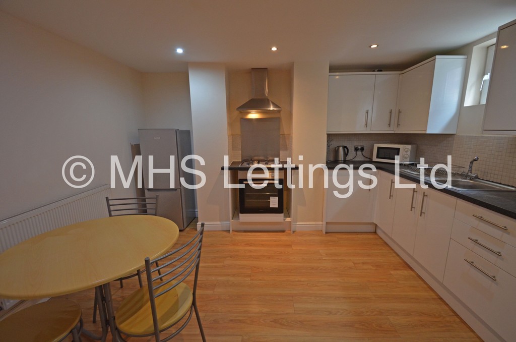 Photo of 2 Bedroom Mid Terraced House in 31 Autumn Grove, Leeds, LS6 1RL