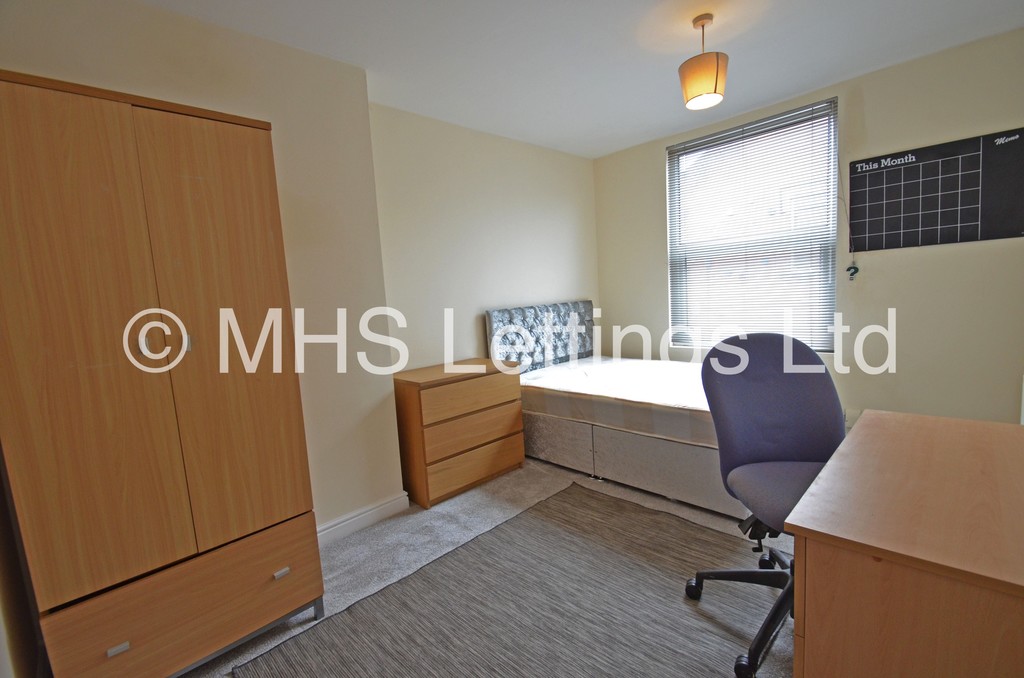 Photo of 2 Bedroom Mid Terraced House in 31 Autumn Grove, Leeds, LS6 1RL