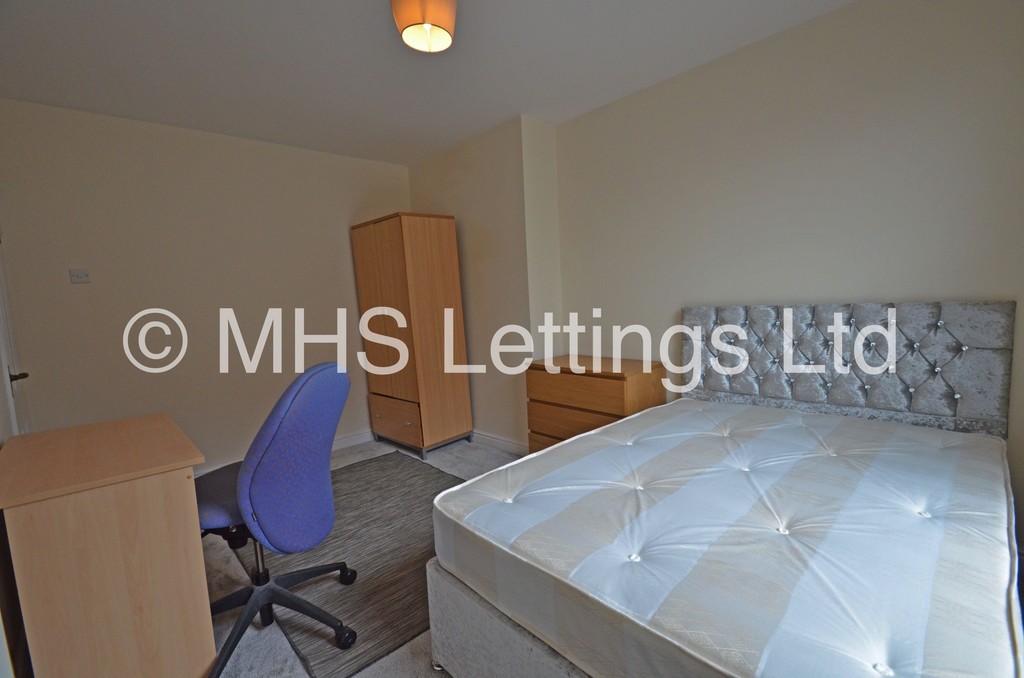 Photo of 2 Bedroom Mid Terraced House in 31 Autumn Grove, Leeds, LS6 1RL