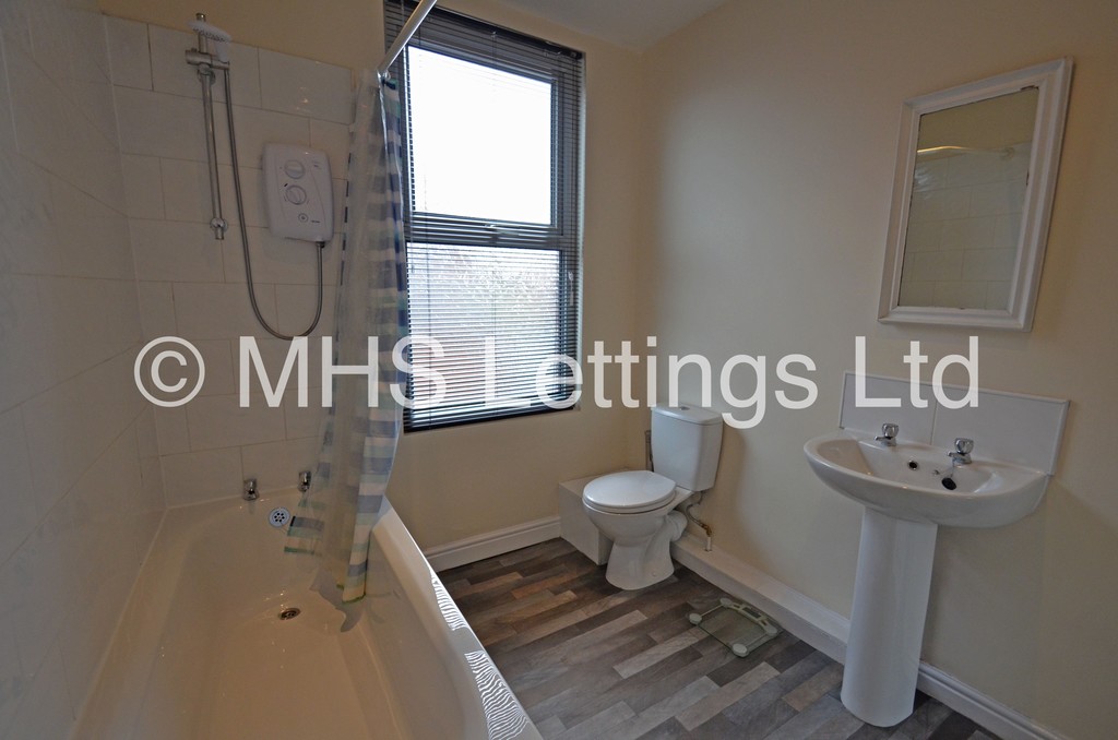 Photo of 2 Bedroom Mid Terraced House in 31 Autumn Grove, Leeds, LS6 1RL