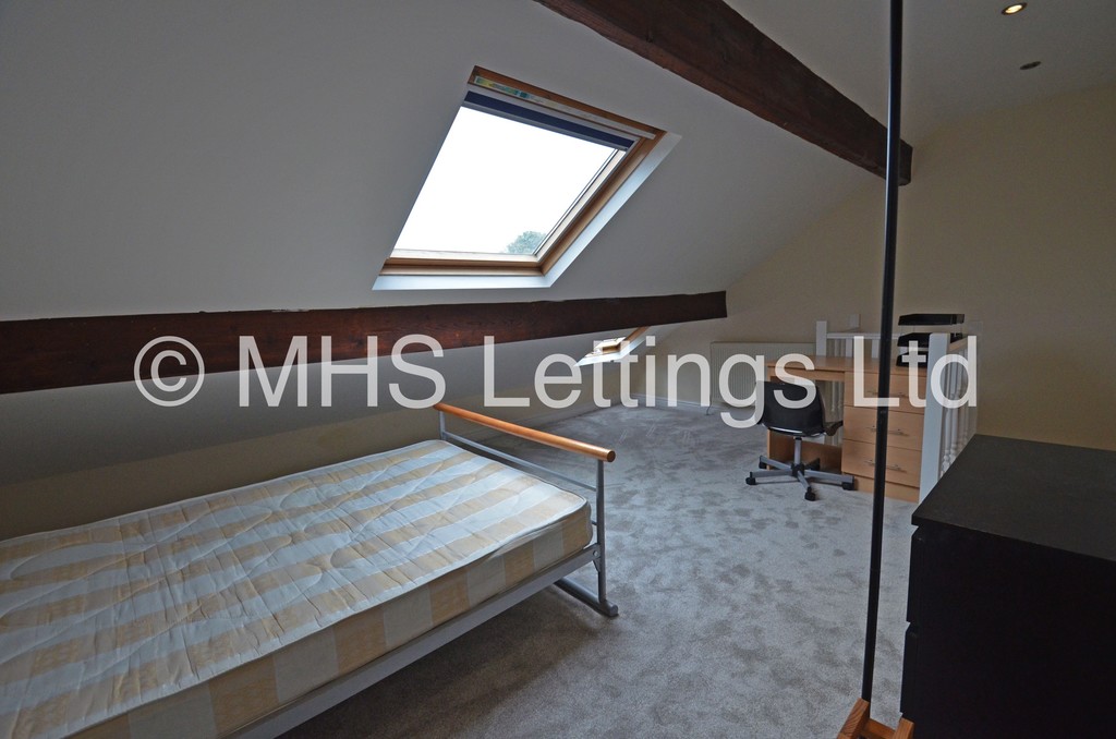 Photo of 2 Bedroom Mid Terraced House in 31 Autumn Grove, Leeds, LS6 1RL