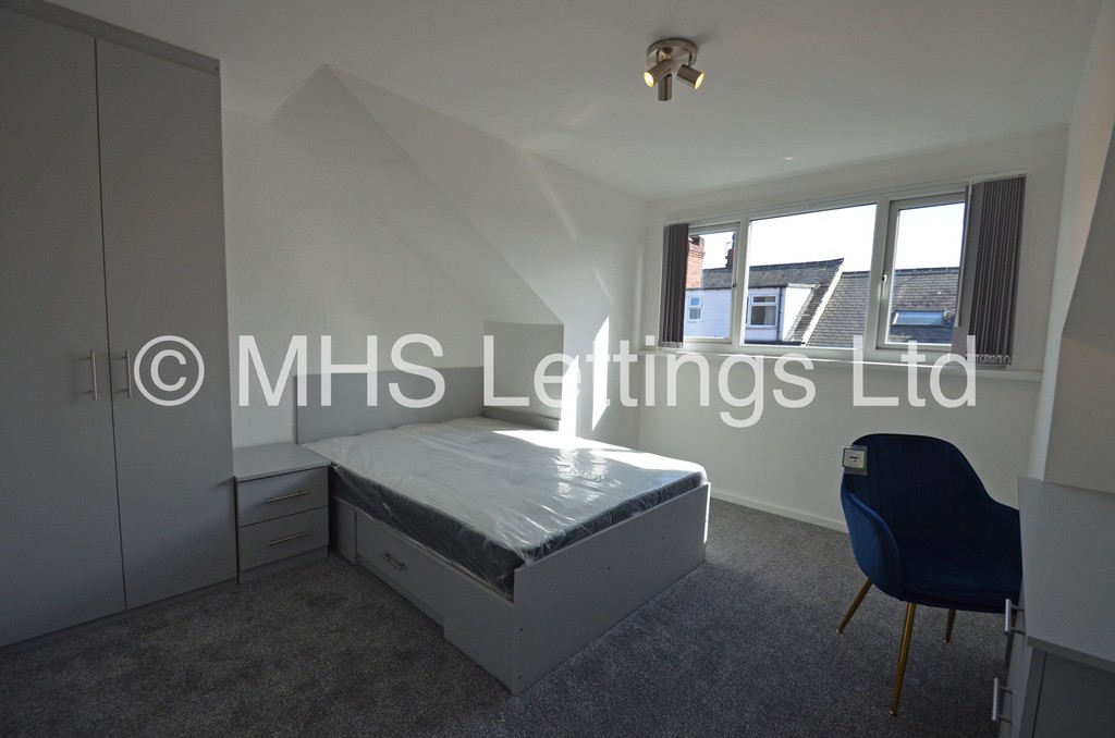 Photo of 4 Bedroom Mid Terraced House in 18 Hessle Terrace, Leeds, LS6 1EQ
